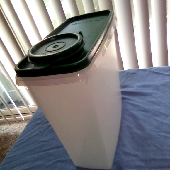 **BRAND NEW** TUPPERWARE'S CEREAL KEEPER CONTAINER! 💯🏆💎🥣 - Picture 2 of 10